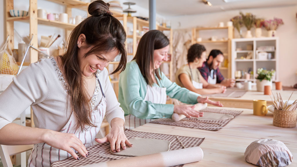 Petit groupe partageant un moment artistique dans un espace intimiste annécien